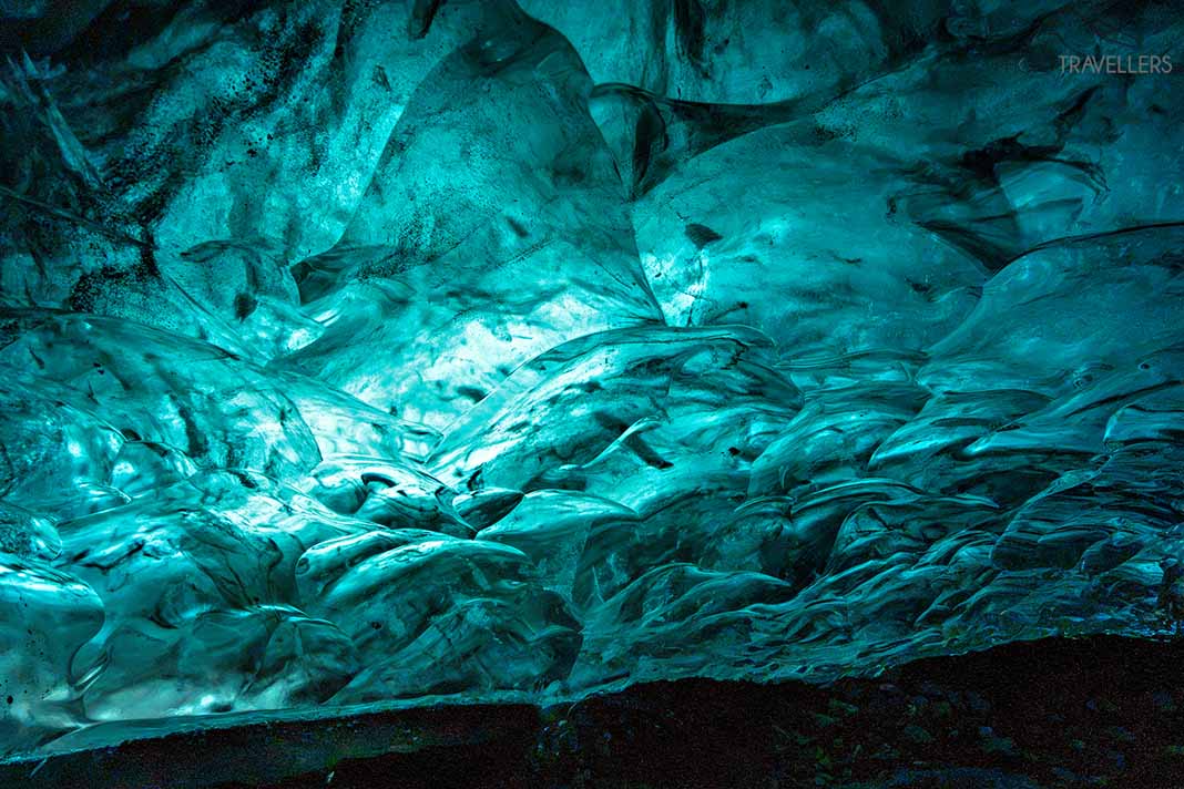 Blaues Eis in einer Eishöhle in Island