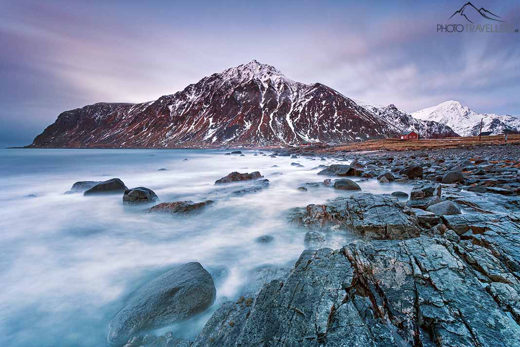 Langzeitbelichtung an einem Küstenabschnitt auf den Lofoten