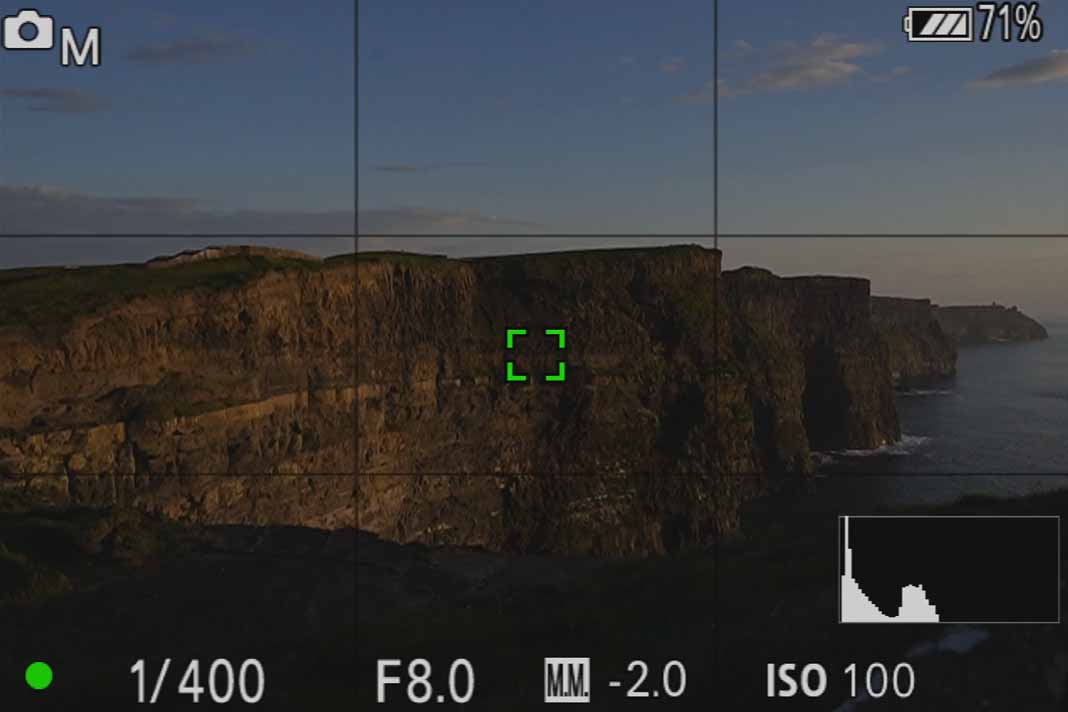Cliffs of Moher durch das Kameradisplay, Histogramm zu dunkel