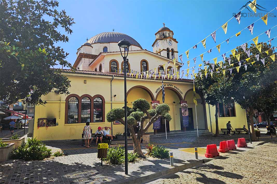 Die mächtige Kuppel und der Glockenturm thronen über der gelben Fassade der Agios Nikolaos-Kirche