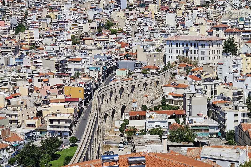 Blick von der Burg auf die enge Stadtebauung von Kavala mit dem Aquädukt im Vordergrund