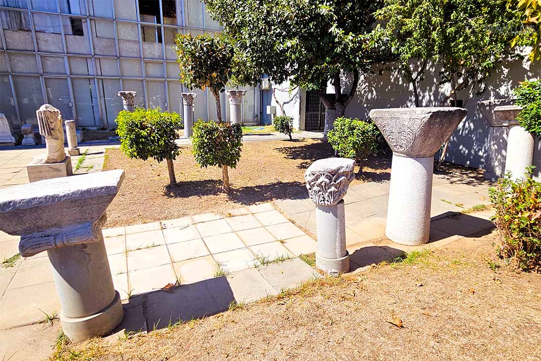 Historische Säulen im Außenbereich des Archäologische n Museums in Kavala