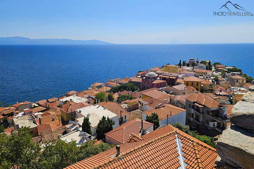 Blick von der Burg über die roten Ziegeldächer von Kavala auf die Ägäis