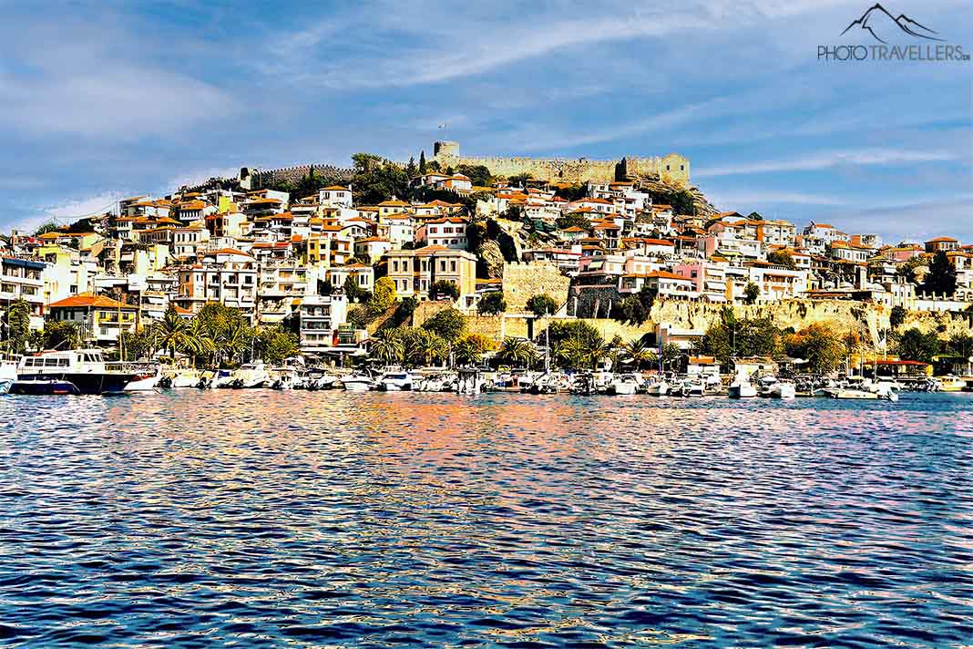 Teil der dichtbebauten Altstadt von Kavala mit Burg vom Meer aus