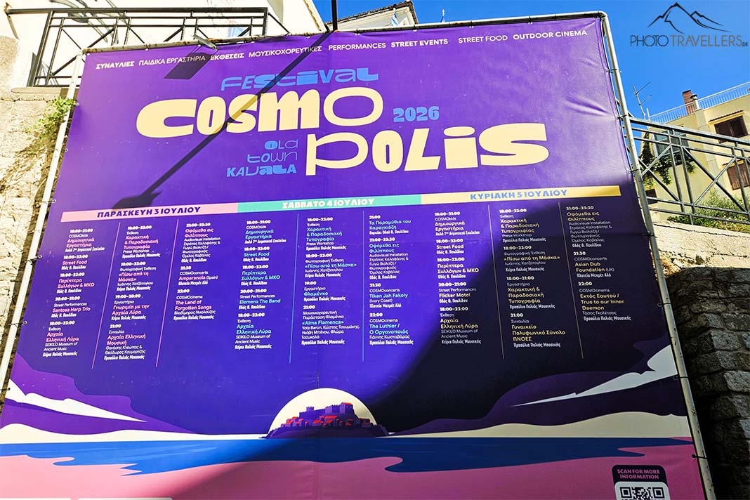 Plakatwand in lila Farben für das Cosmopolis-Fest in Kavala