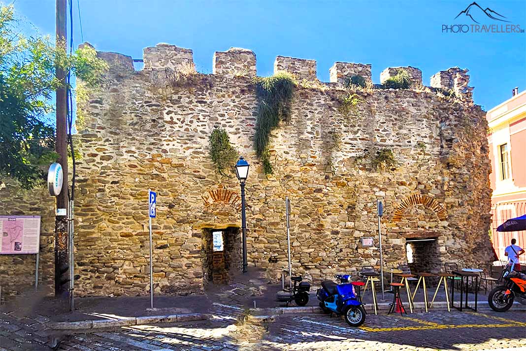 Teil der Stadtmauer mit Zinnen in der Altstadt von Kavala