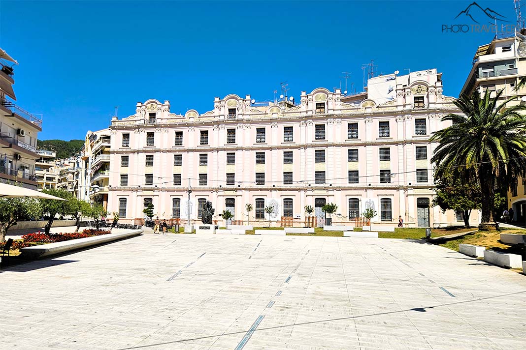 Großes, vierstöckiges Gebäude mit Flachdach am Kapnergati-Platz in Kavala