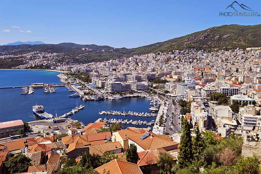 Blick von oben auf den Hafen und die Häuser der Altstadt von Kavala