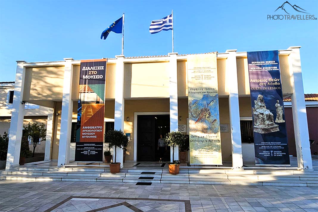 Der zweistöckige Flachbau des  Archäologische Museums mit Fahnen und Plakaten an der Fassade