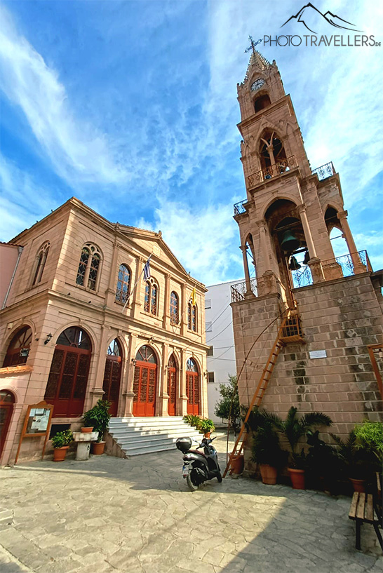 Die zweistöckige Kathedrale Athansios mit dem separaten Glockenturm daneben