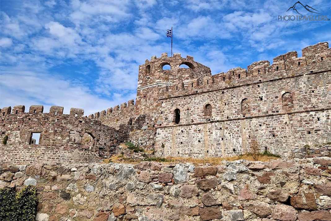 Steinmauern und Rundtürme mit Zinnen der Burg von Mytilini