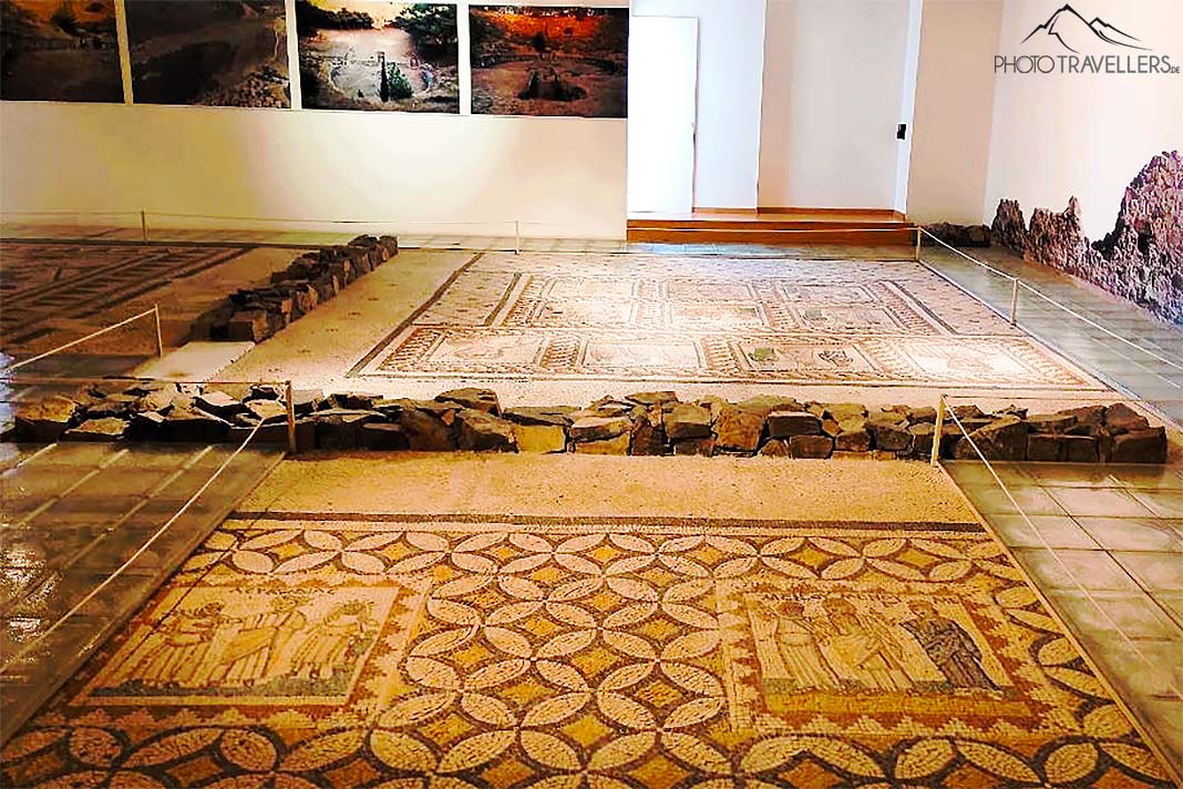 Verschiedene Bodenmosaike im Archäologischen Museum und Wandbilder