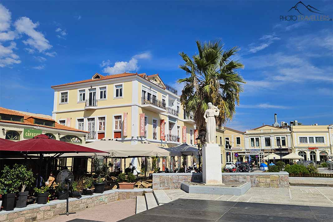 Die Sappho-Statue vor einer Palme an der Promenade von Mytilini