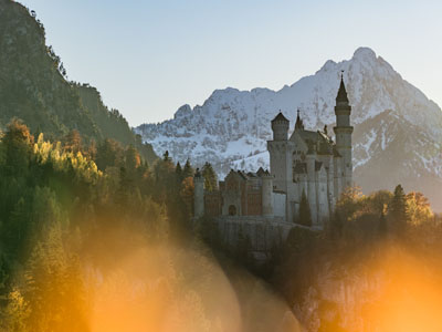 Schloss Neuschwanstein mit den Bergen