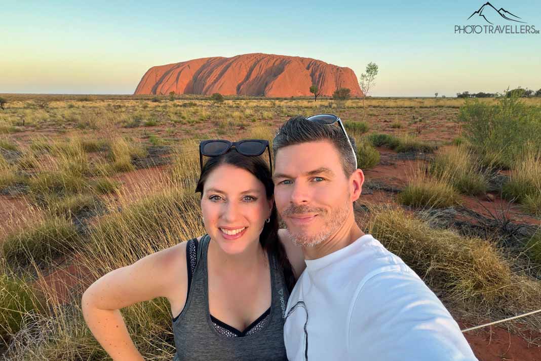 Die Reiseblogger Biggi Bauer und Florian Westermann in Australien vor dem Uluru