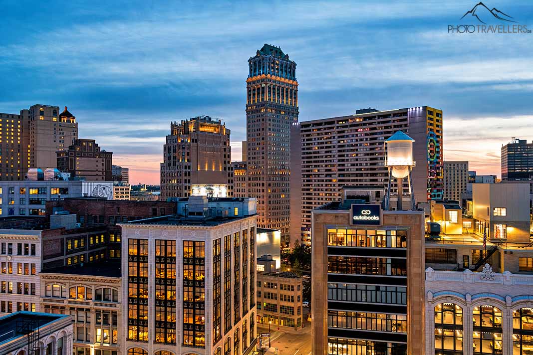 Blick auf die Detroiter Skyline mit dem Book Tower, eine der bekanntesten Sehenswürdigkeiten der Stadt