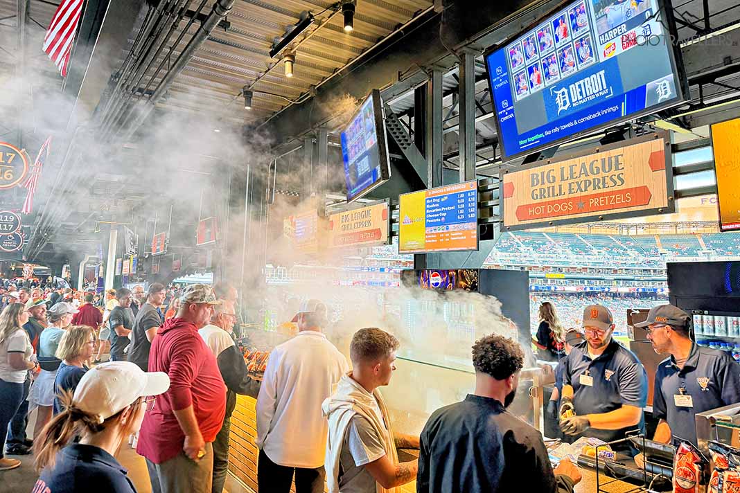 Zuschauer an Essensständen im Comerica Park in Detroit
