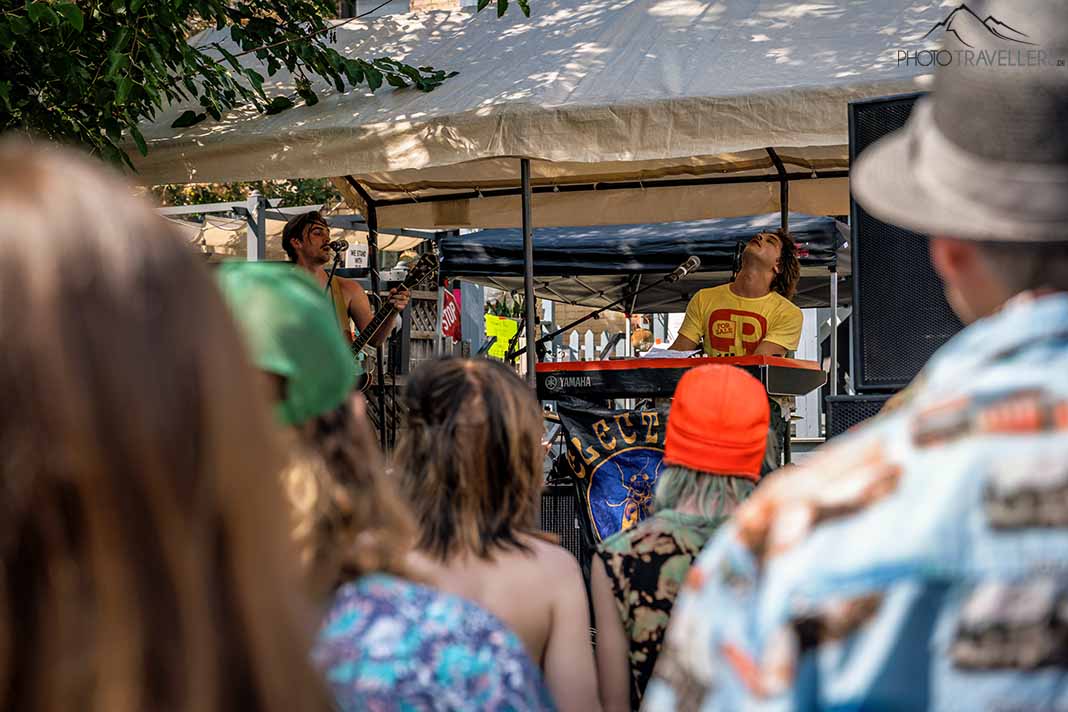 Eine Band bei Dally in the Alley in Detroit