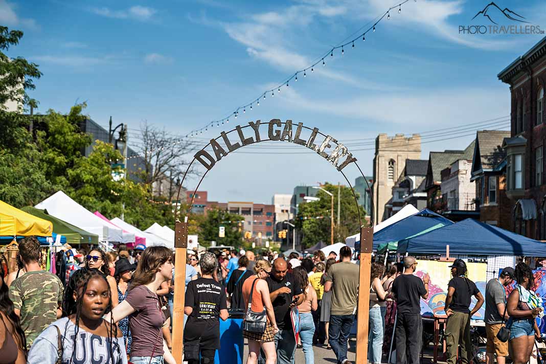 Besucher bei Dally in the Alley in Detroit