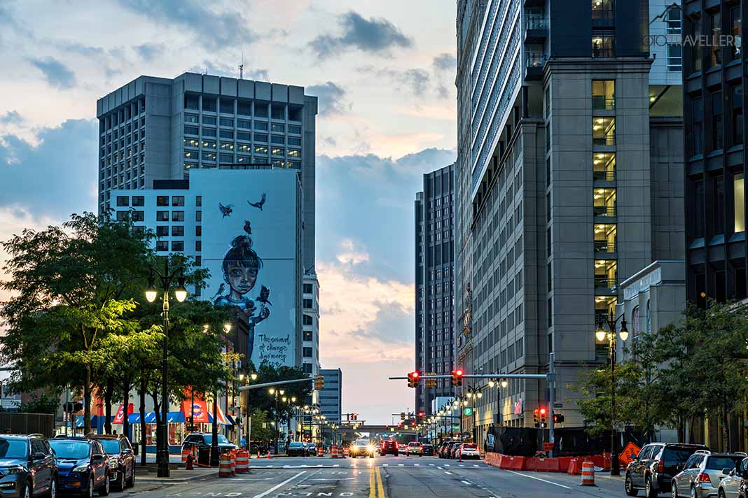 Straße und riesiges Wand-Mural in Detroit Downtown