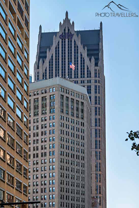 US-Flagge auf einem Hochhaus in Detroit