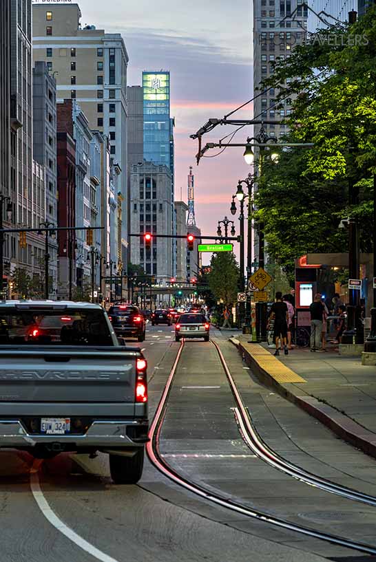 Autos bei Dämmerung auf einer Straße in Detroit