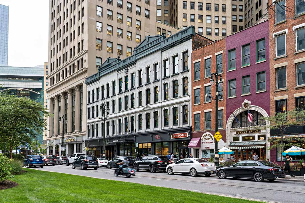 Bunte Häuserzeile in Detroit Downtown