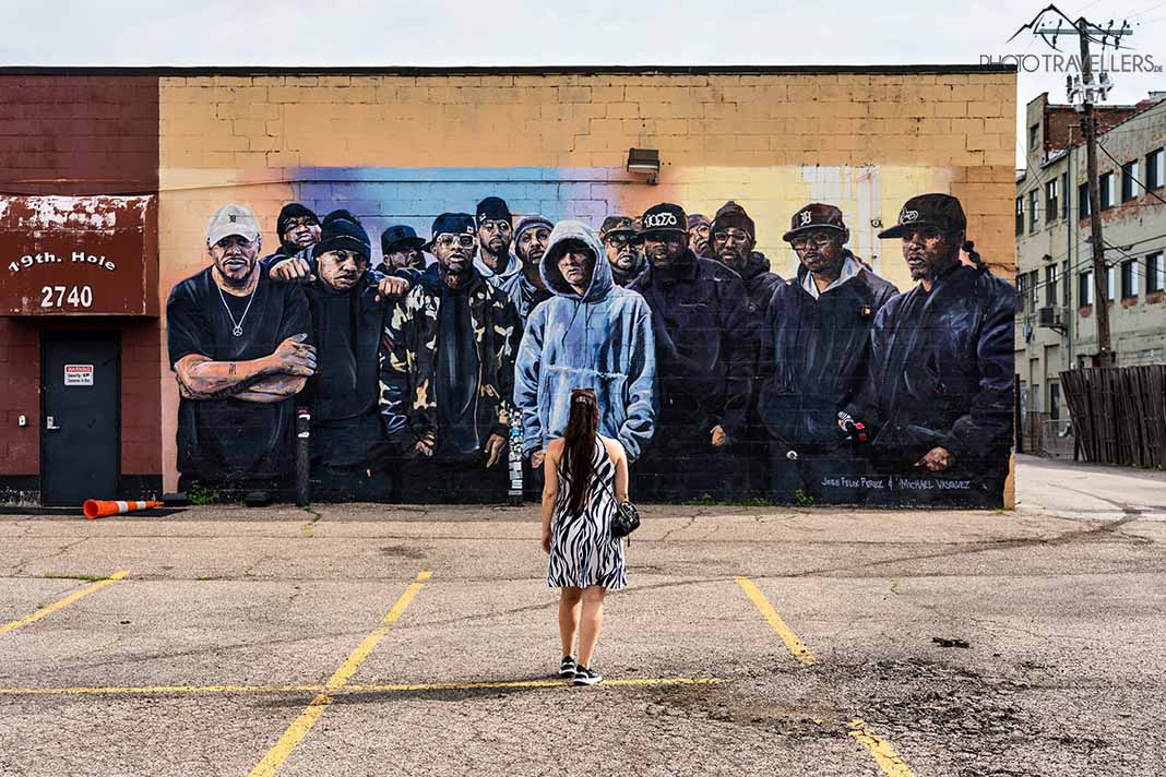 Reisebloggerin Biggi Bauer vor dem Eminem D12 Mural in Detroit