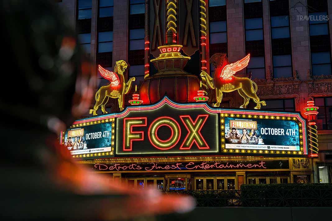 Die Neonanzeige des Fox Theatre in Detroit bei Nacht