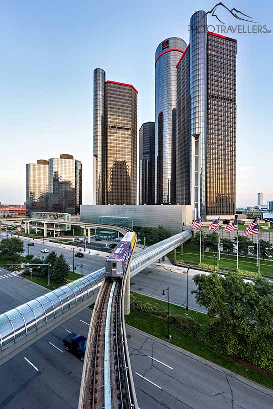 Der People Mover vor dem GM Renaissance Center