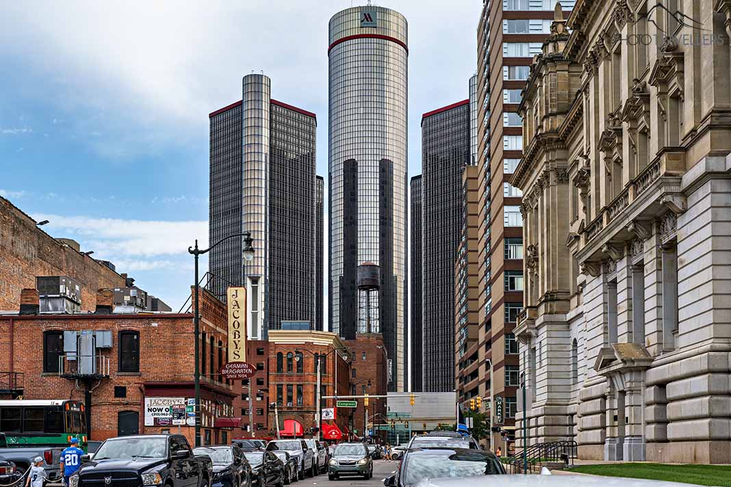 Alte Backsteinhäuser vor dem GM Renaissance Center