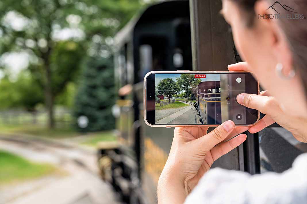 Reisebloggerin Biggi Bauer filmt mit dem Handy den fahrenden Dampfzug im Greenfield Village
