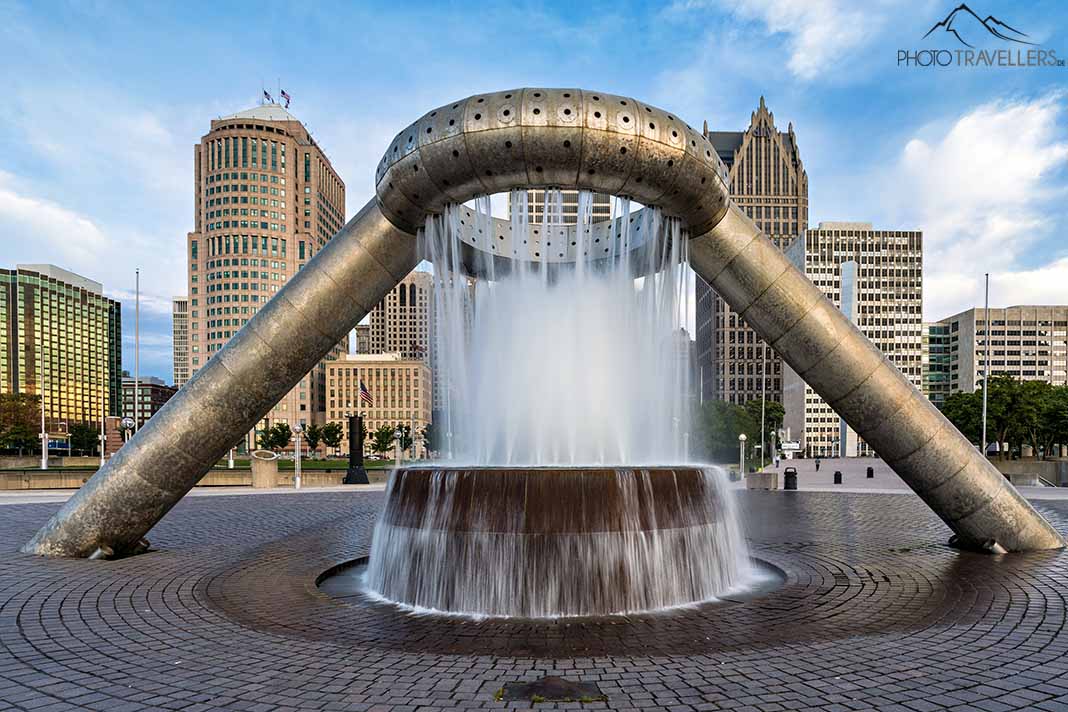 Springbrunnen auf der Hart Plaza in Detroit