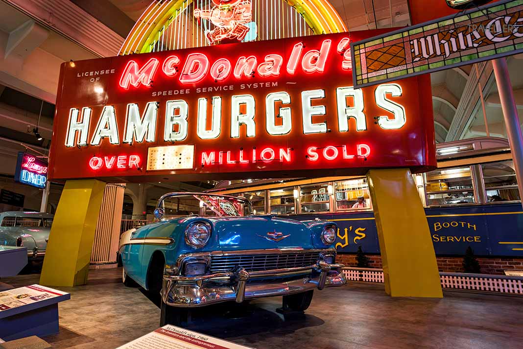 Ein Oldtimer vor einem Burger-Laden im Henry Ford Museum