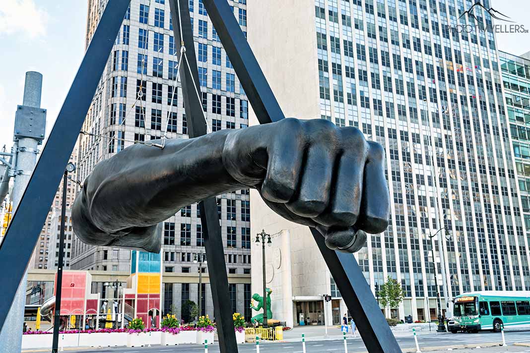 Die Skulptur The Fist in Detroit