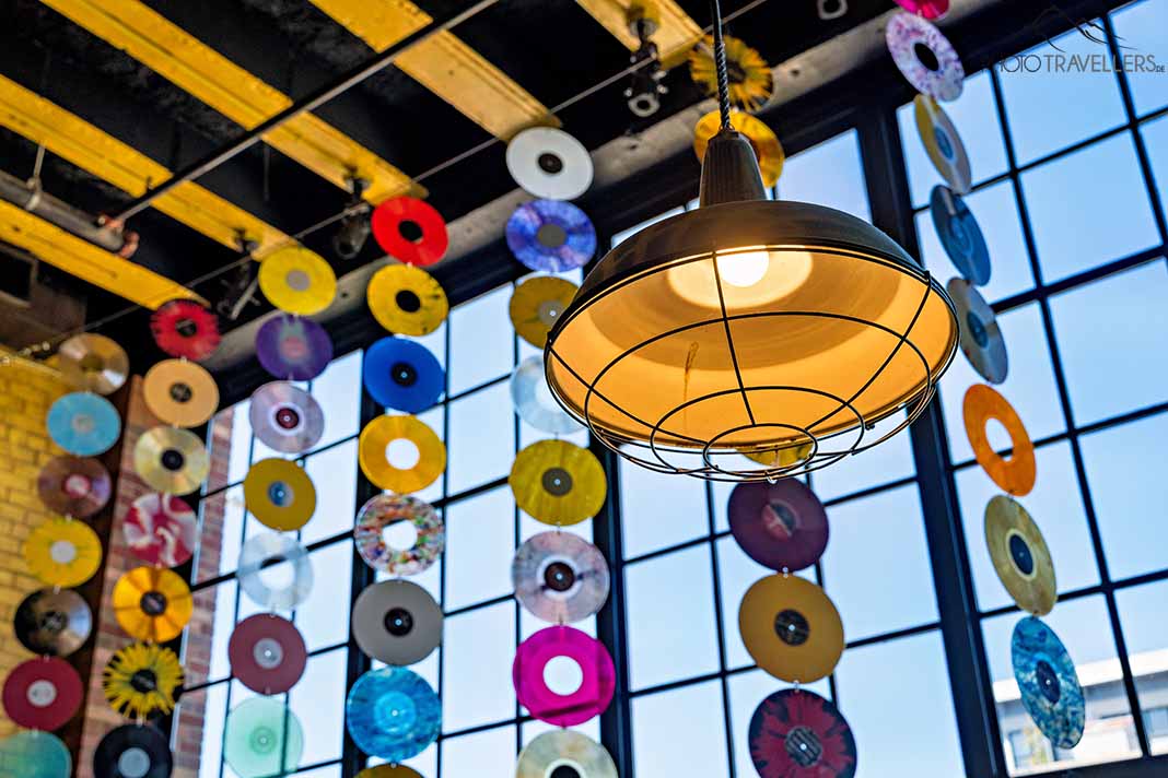 Bunte Schallplatten im Fenster bei Third Man Records in Detroit