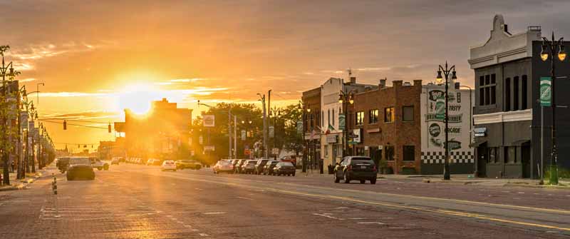 Straßenszene in Detroit im warmen Abendlicht
