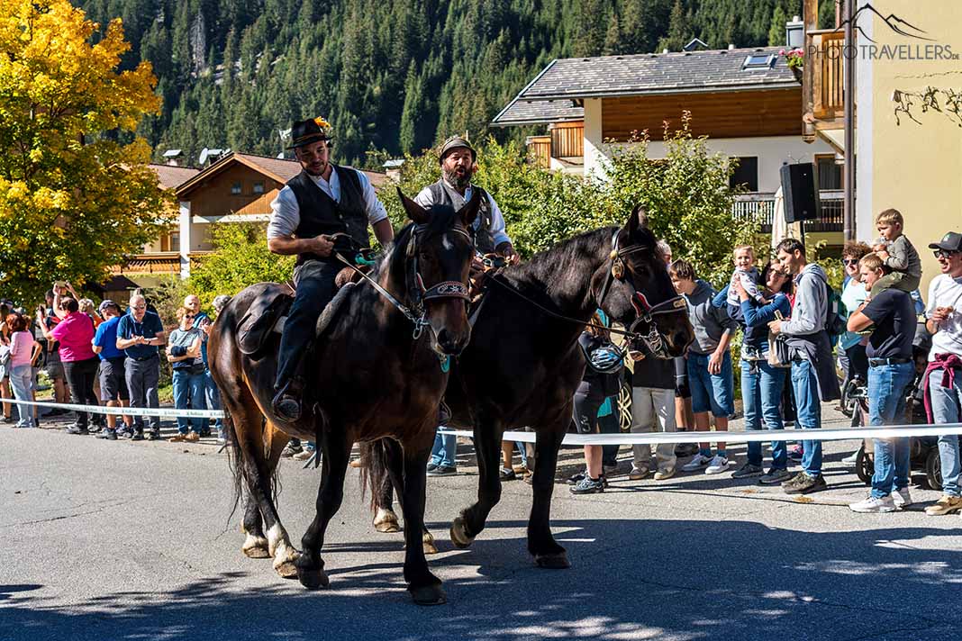 Zwei Reiter beim Almabtrieb in St. Martin im Gsieser Tal