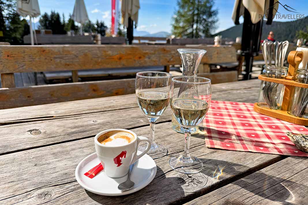 Weingläser und Espresso auf einem Tisch in der Taistner Alm