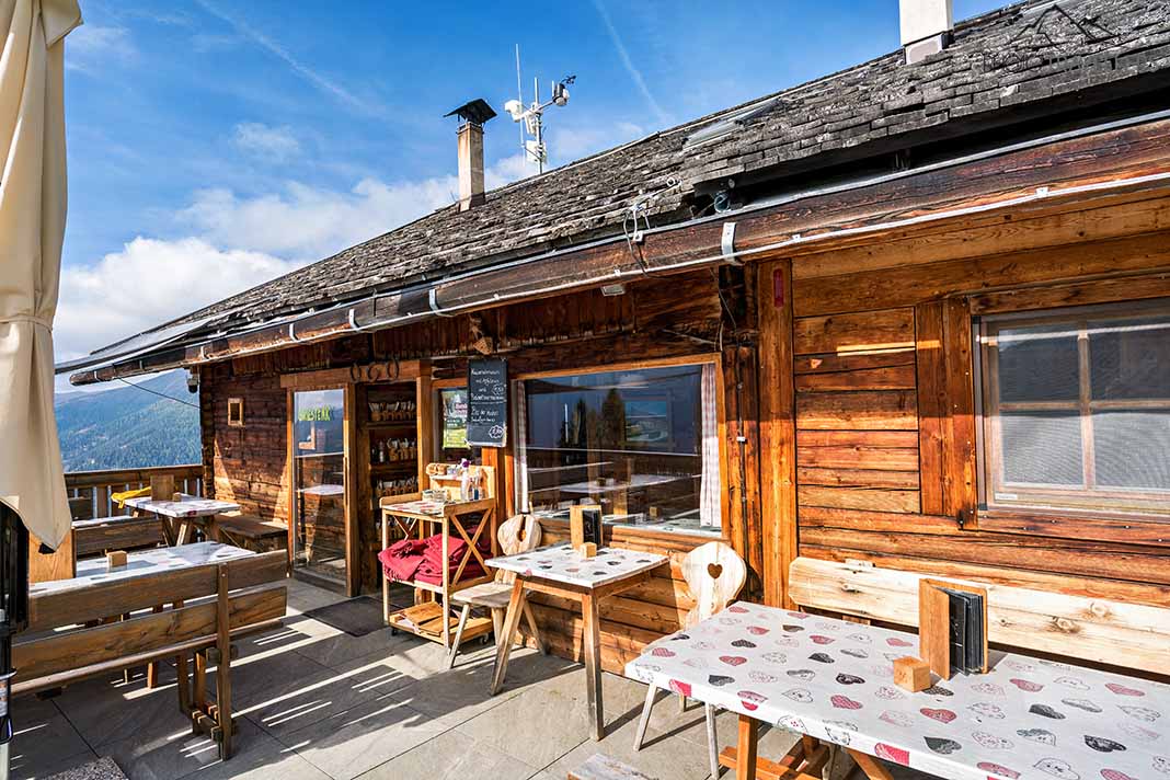 Urige Terrasse der Uwaldalm im Gsieser Tal