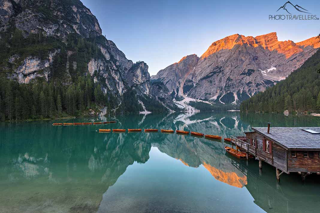 Sonnenaufgang am Pragser Wildsee mit dem Bootshaus und den Booten
