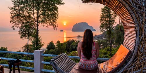 popup-tourlane Reisebloggerin Biggi Bauer blickt zum Sonnenuntergang in Thailand